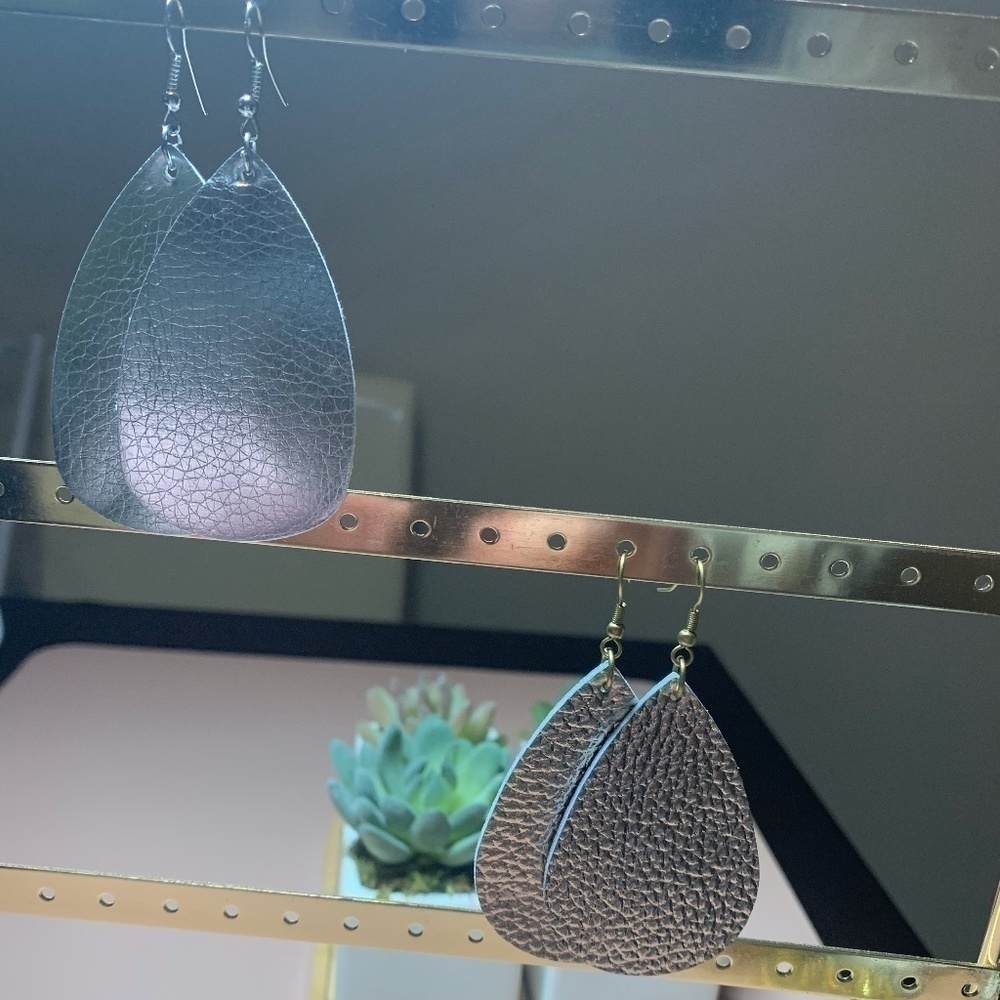 SALE💚 any 3 for $18 💚 Rose & Silver Leather Drop Earrings